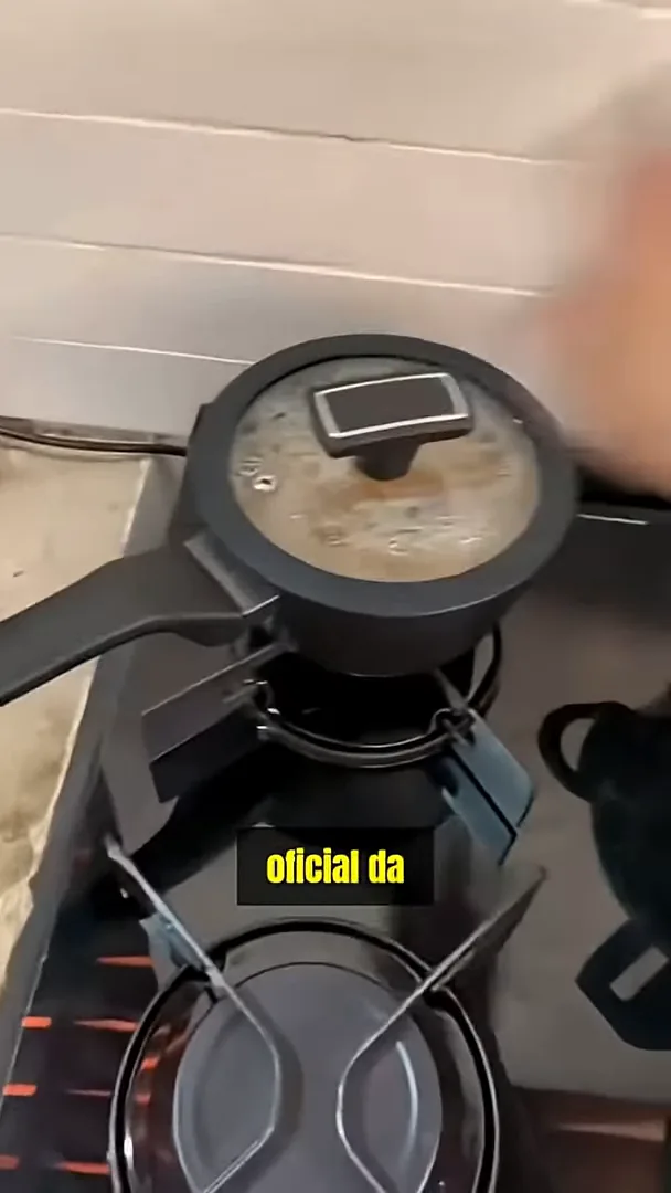 Panelas cozinhando alimentos sobre a mesa de vidro do fogão Electrolux