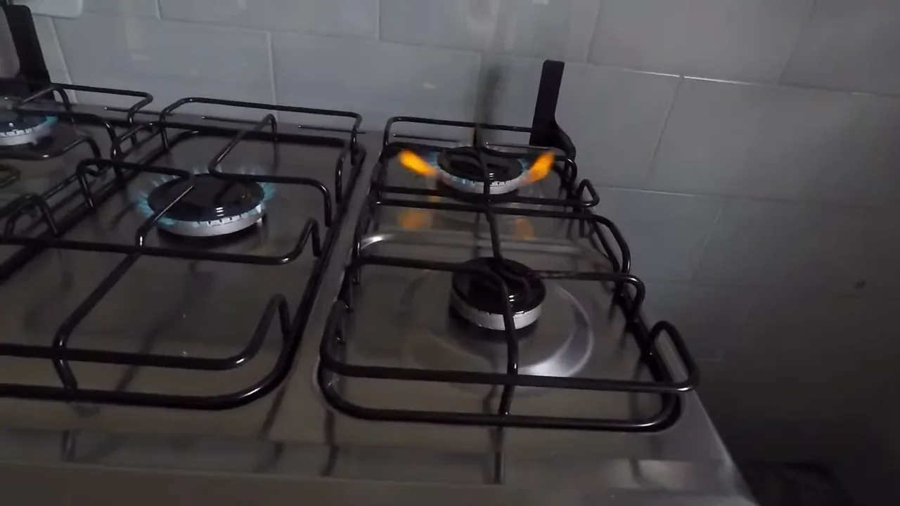 Acendimento sequencial dos queimadores com chama azul na mesa inox