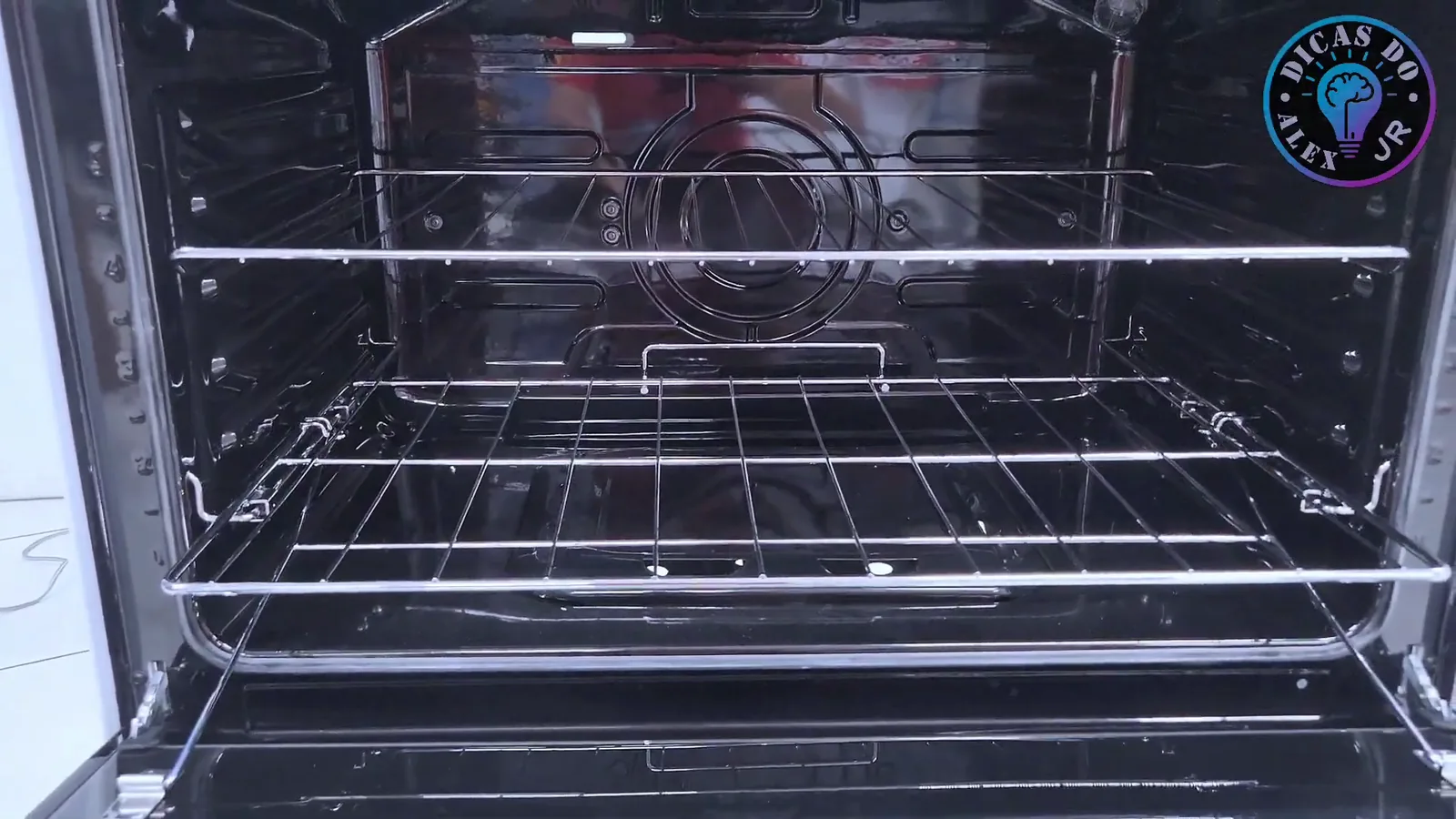 Cavidade espaçosa do forno de cento e oito litros