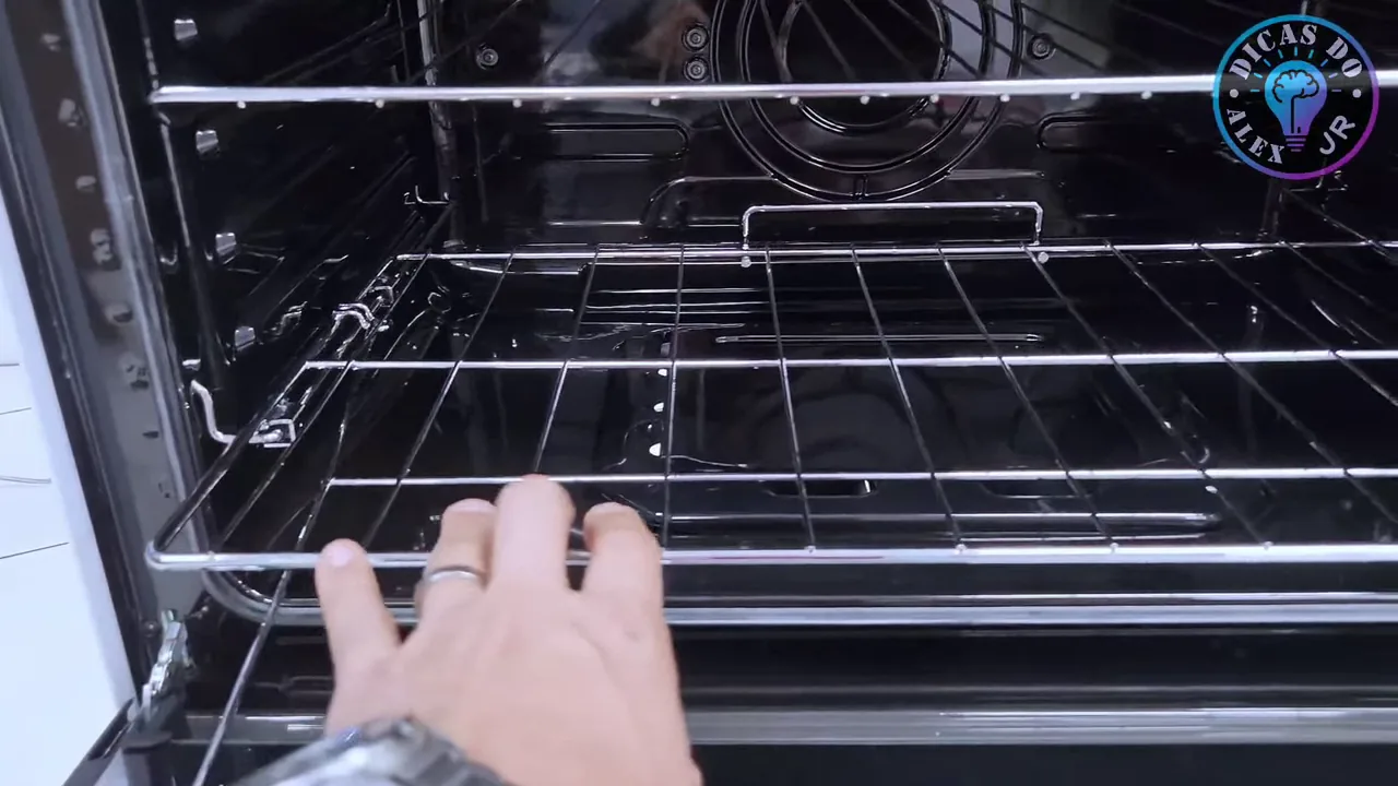 Prateleira do forno sendo puxada e recolhida na cavidade