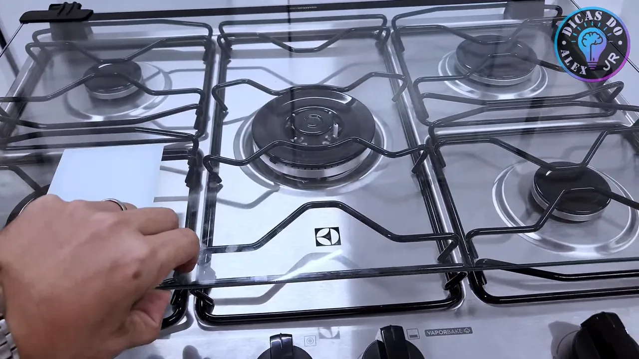 Tampa de vidro sendo abaixada sobre a mesa de inox