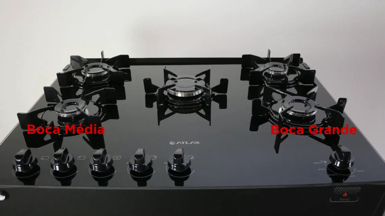Cinco queimadores acesos em funcionamento sobre a mesa de vidro
