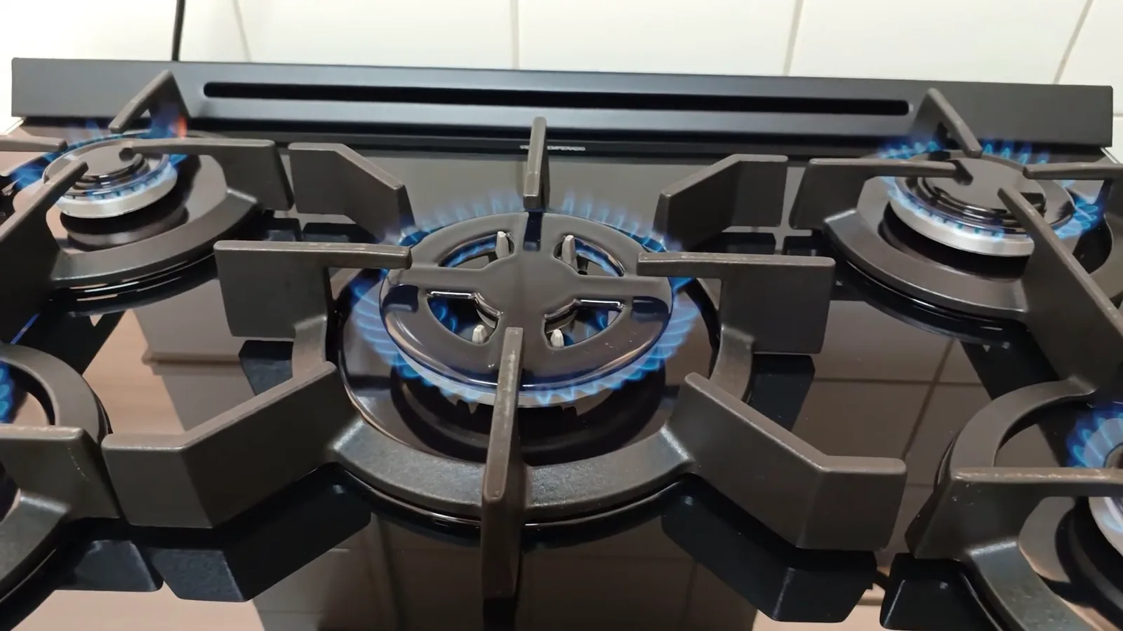 Queimador central turbo chama com anel duplo aceso com chama azul