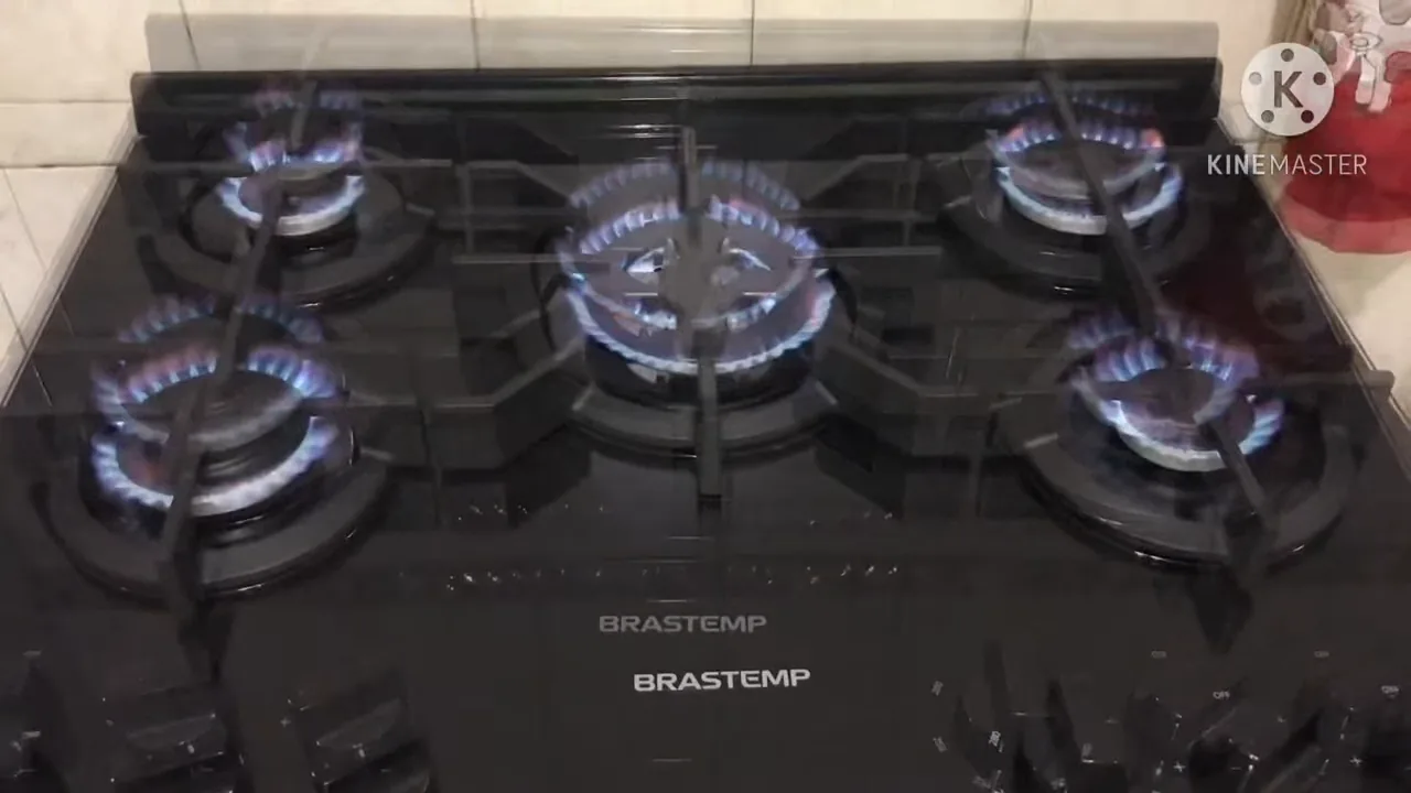 Cinco queimadores do fogão Brastemp acesos simultaneamente sobre a mesa