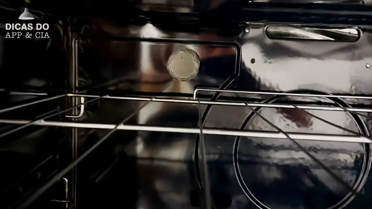 Demonstração da prateleira deslizante no forno de noventa e seis litros
