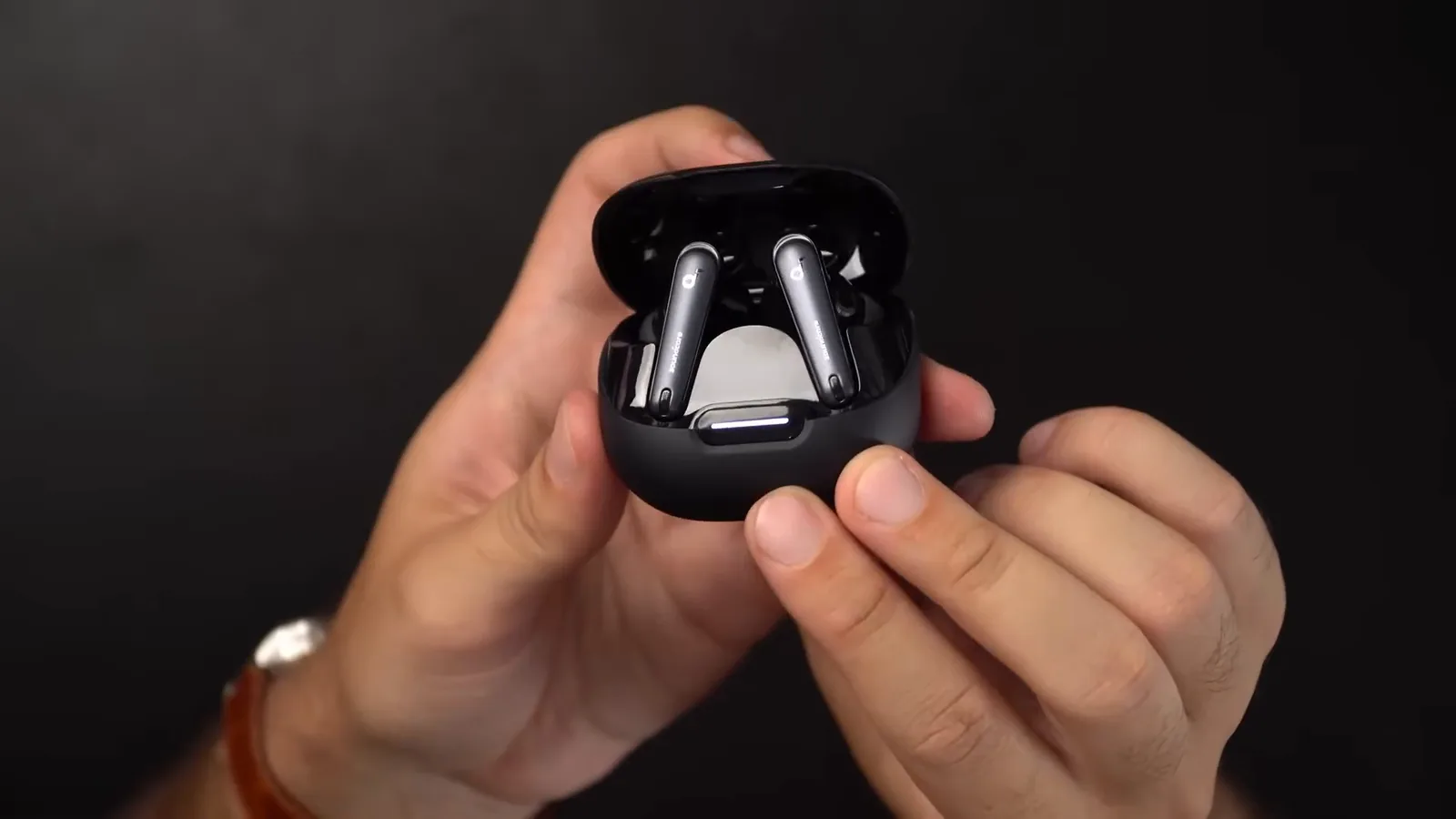 Estojo do Anker Soundcore Liberty 4 NC aberto exibindo os fones