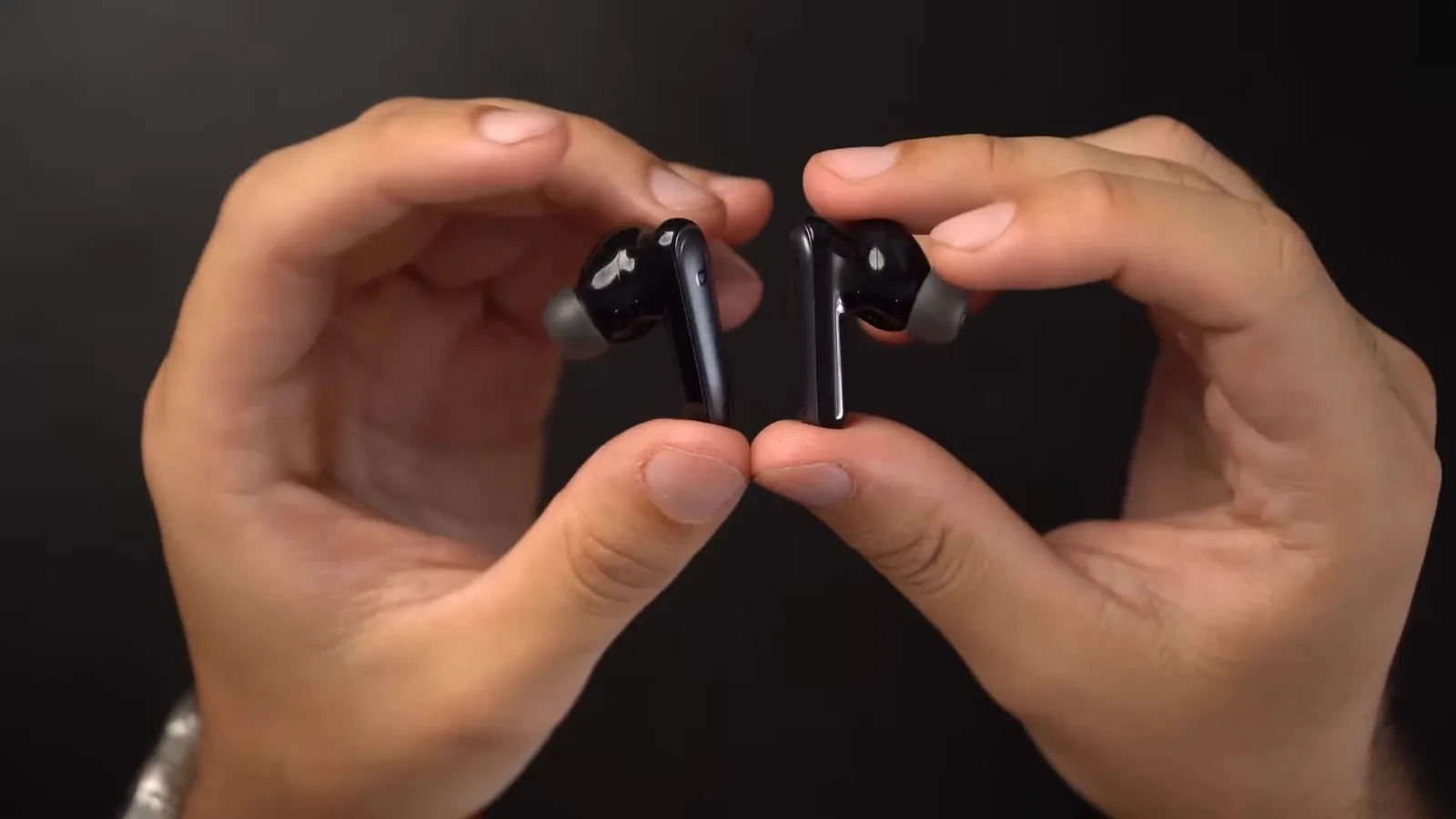Fones intra-auriculares Liberty 4 NC mostrando conectores magnéticos e ponteiras emborrachadas