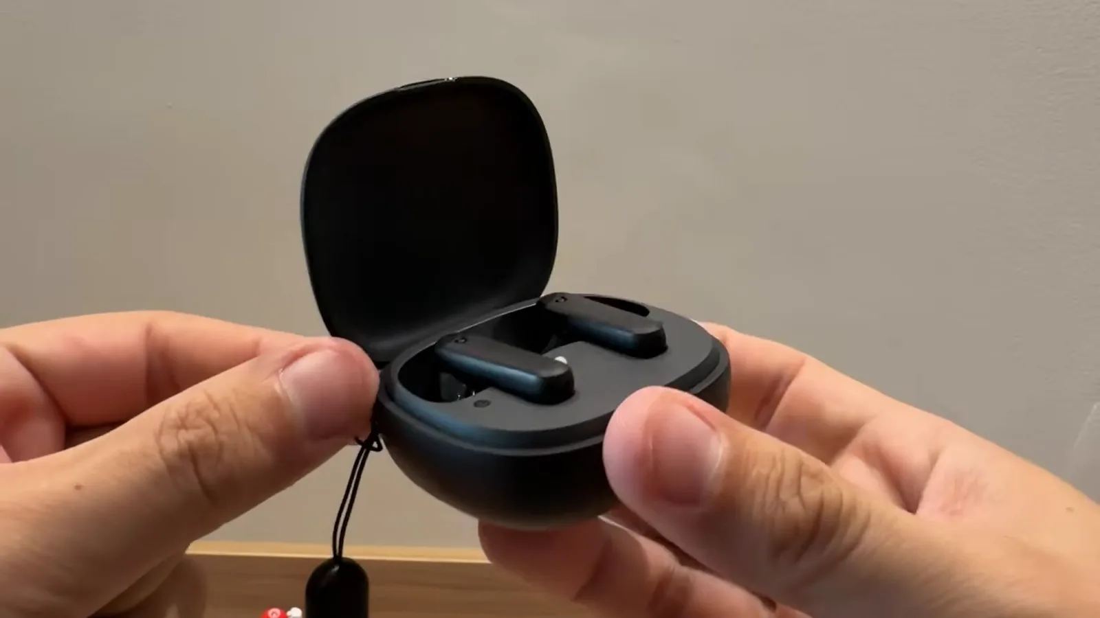 Fones Anker Soundcore P20i acomodados dentro do estojo de recarga