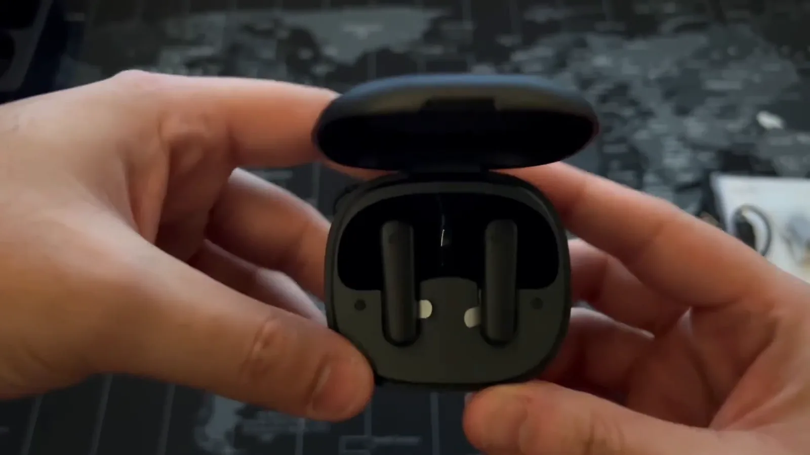 Fones Anker Soundcore P20i acomodados dentro do estojo de carregamento aberto