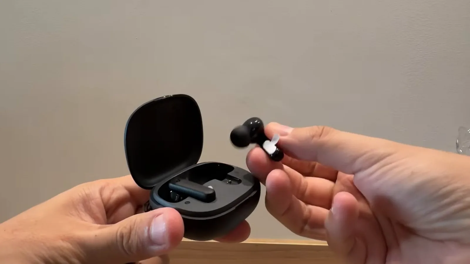 Fone sem fio Anker Soundcore P20i sendo segurado pelas mãos