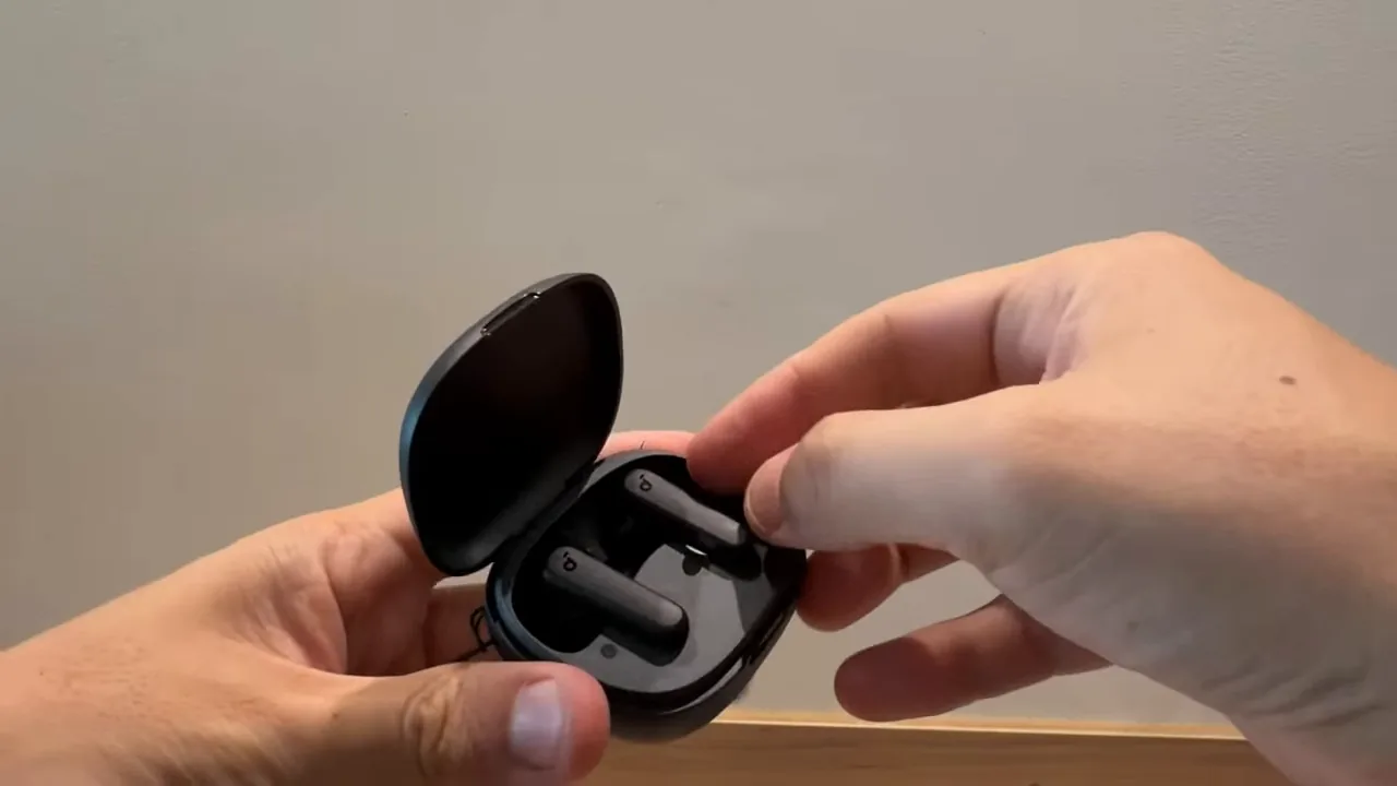Estojo de carregamento aberto com retirada do fone Soundcore P20i