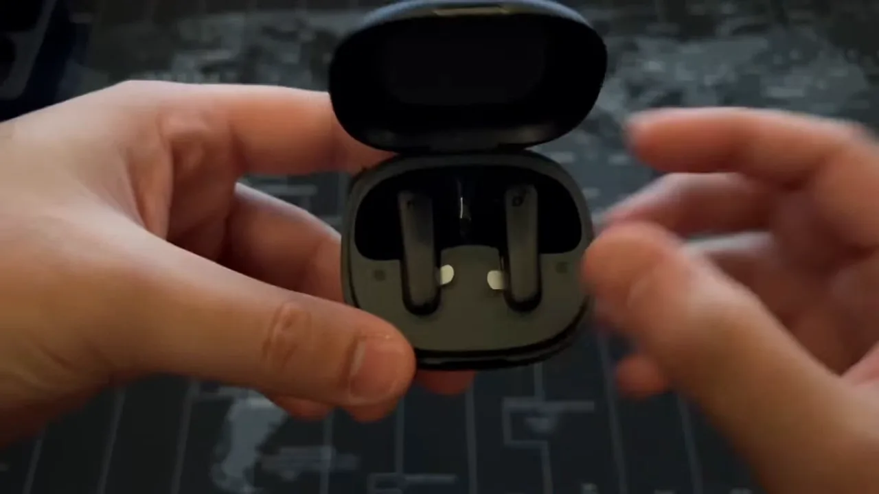 Abertura do estojo e retirada do fone Anker Soundcore P20i