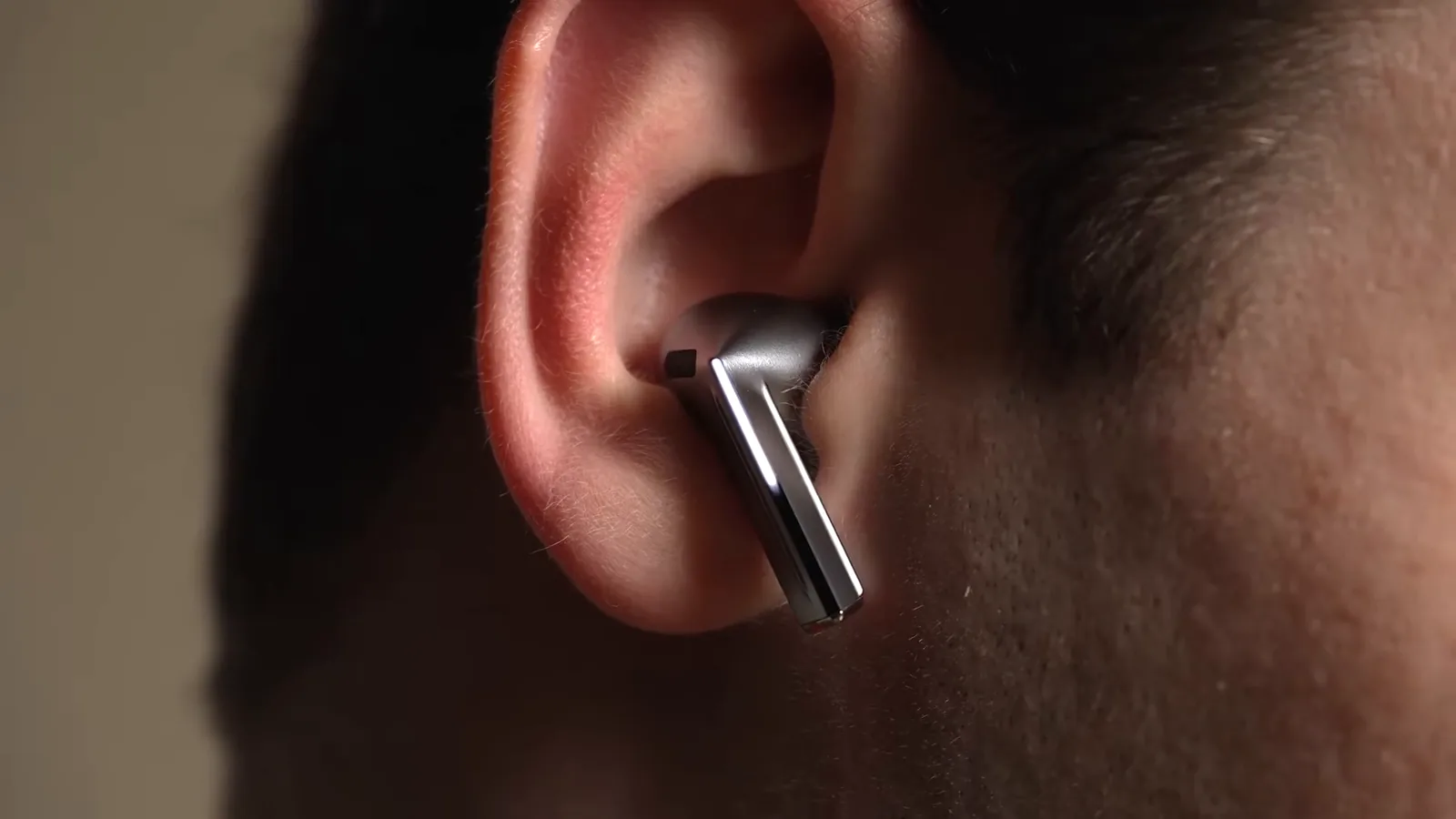 Fone intra-auricular Samsung Galaxy Buds3 Pro posicionado na orelha do usuário