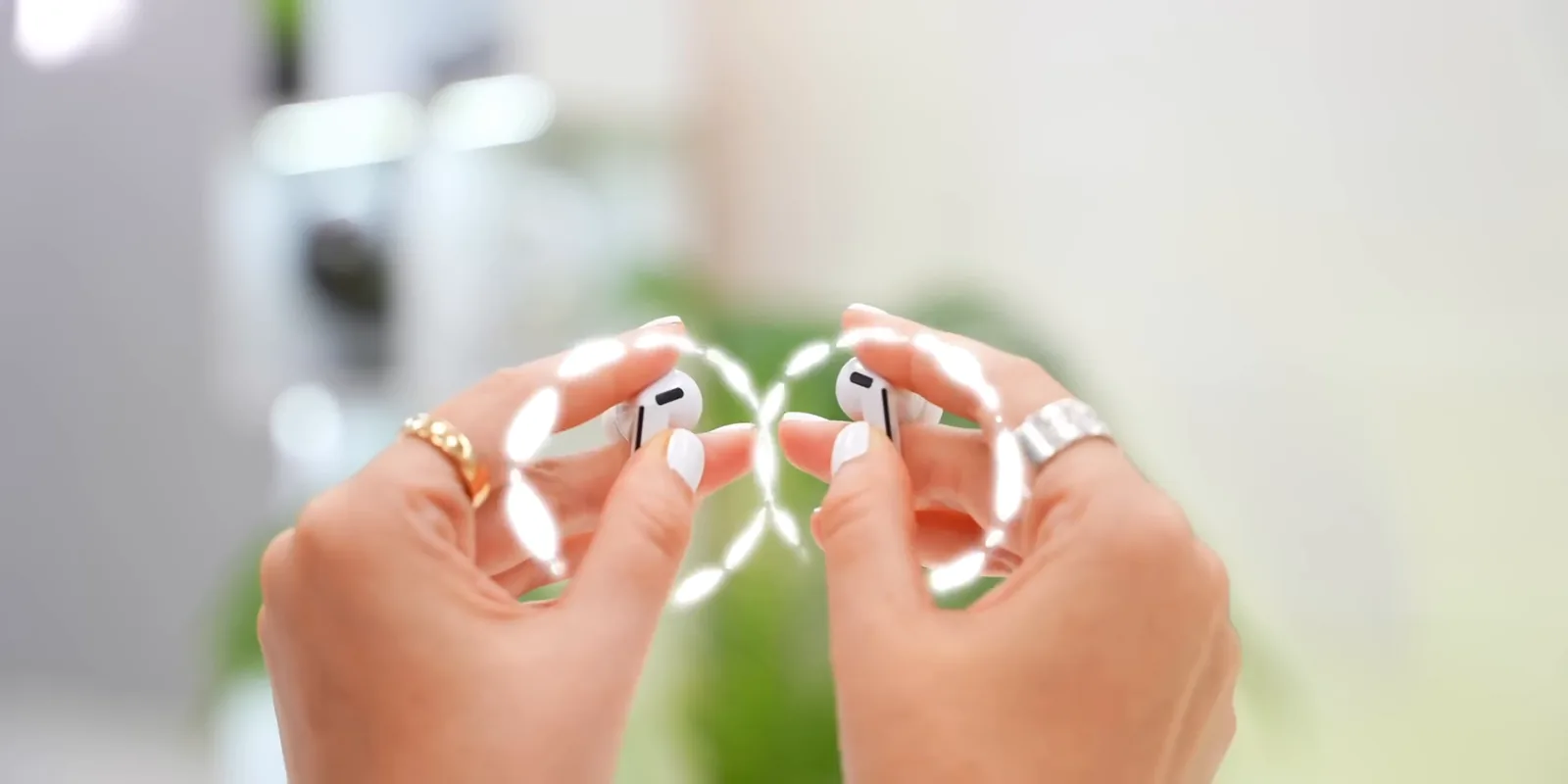 Fones com as luzes Blade Lights ativadas segurados pelas mãos