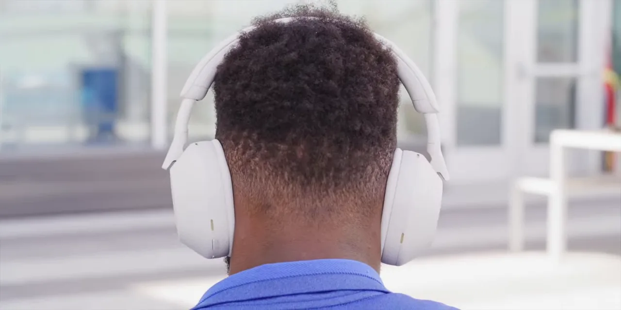 Usuário ouvindo música com o fone Sony em ambiente externo