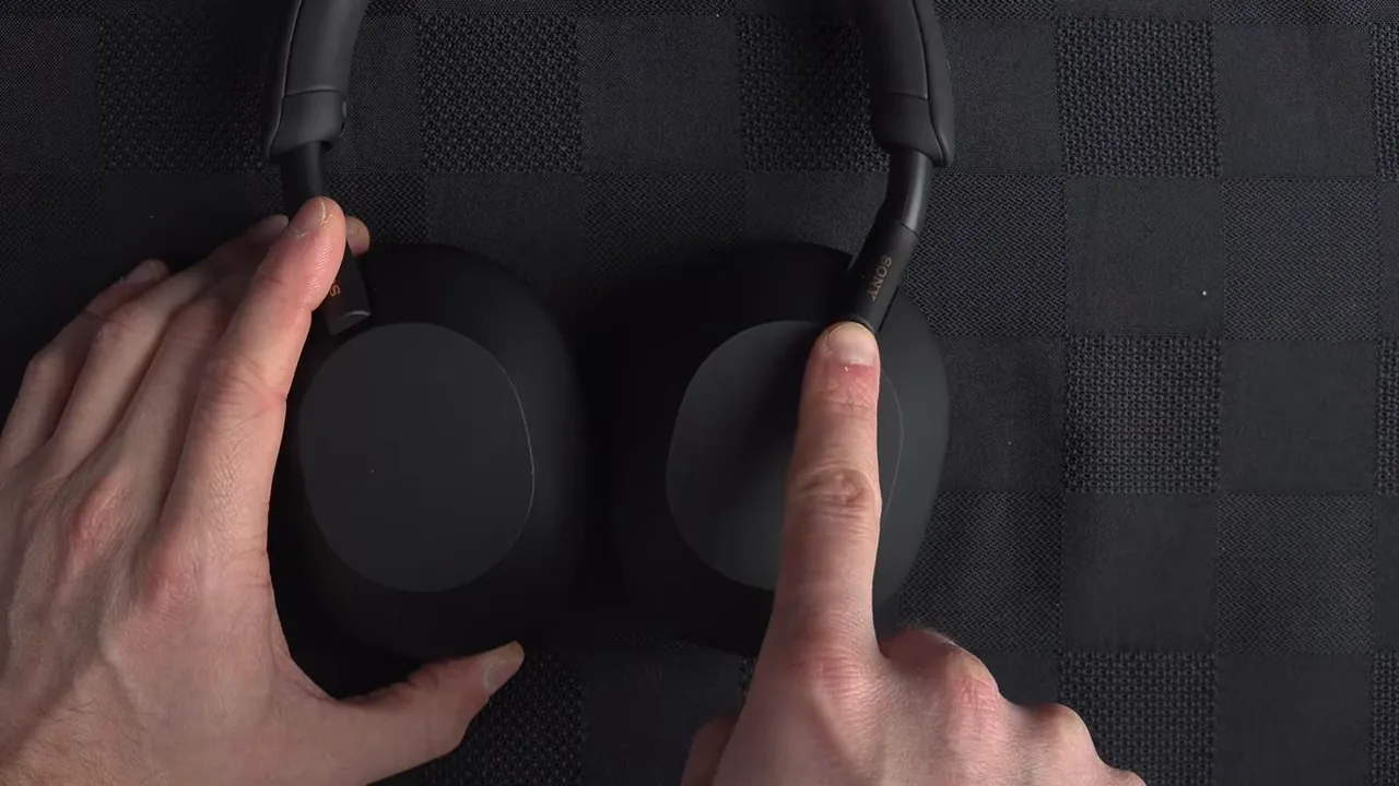 Ajuste de volume deslizando o dedo no painel tátil do fone