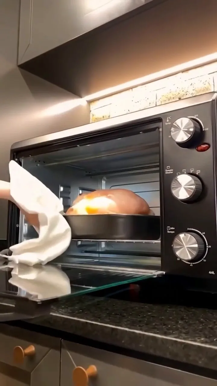 Inserção de assadeira com carne dentro do forno elétrico Philco