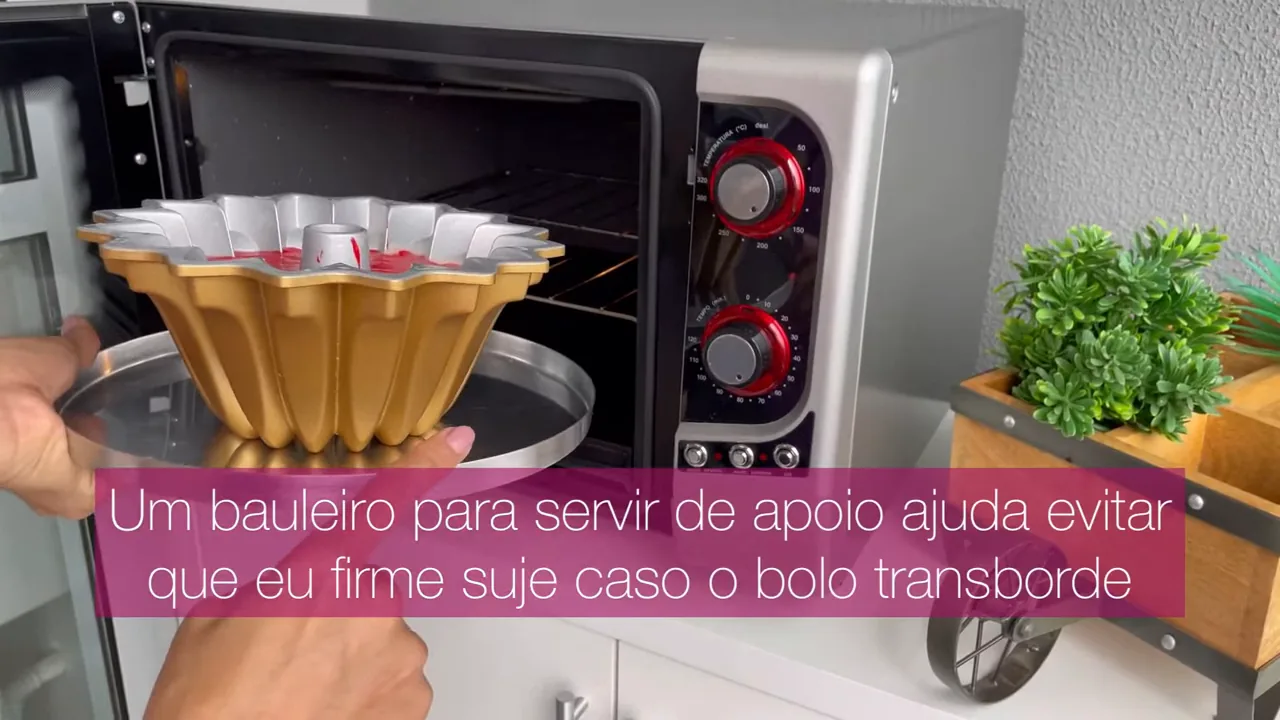 Colocação de assadeira com bolo na cavidade interna do forno