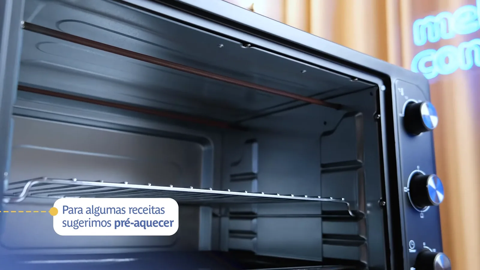 Resistências elétricas superior e inferior aquecendo no interior do forno elétrico