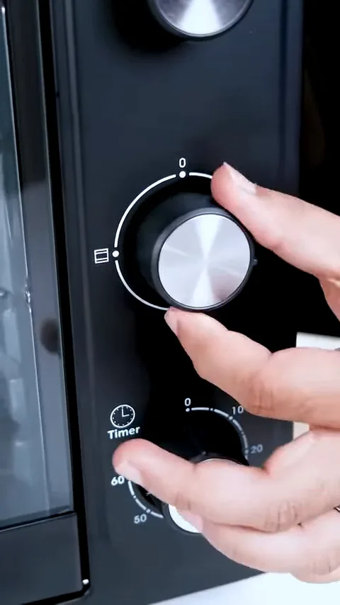 Ajuste dos seletores de aquecimento no painel do forno elétrico