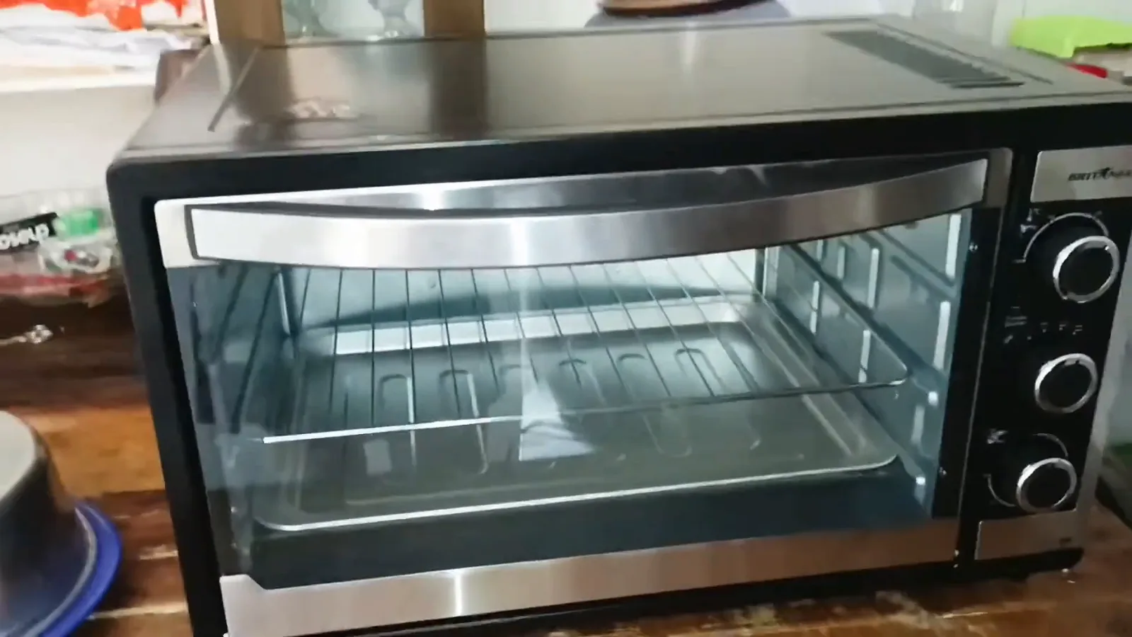 Forno elétrico Britânia de bancada posicionado em ambiente de cozinha real