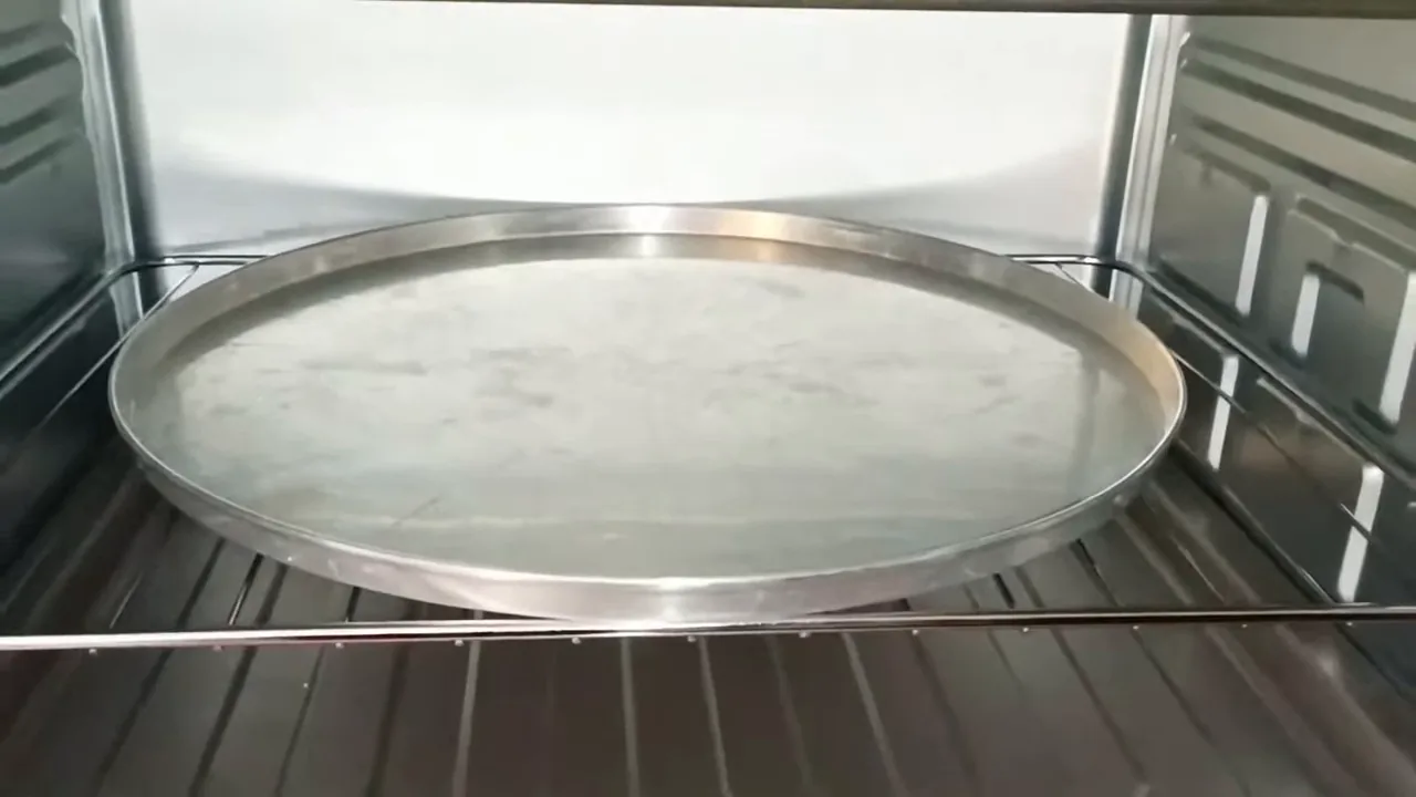 Encaixe de forma grande na grelha interna e fechamento da porta