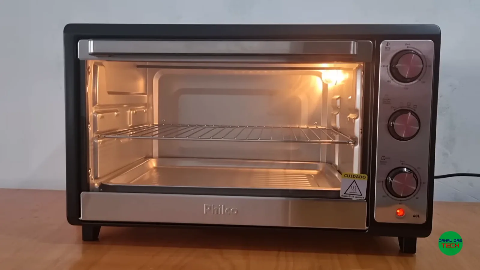 Forno Philco de 60 litros em funcionamento com luz interna ligada