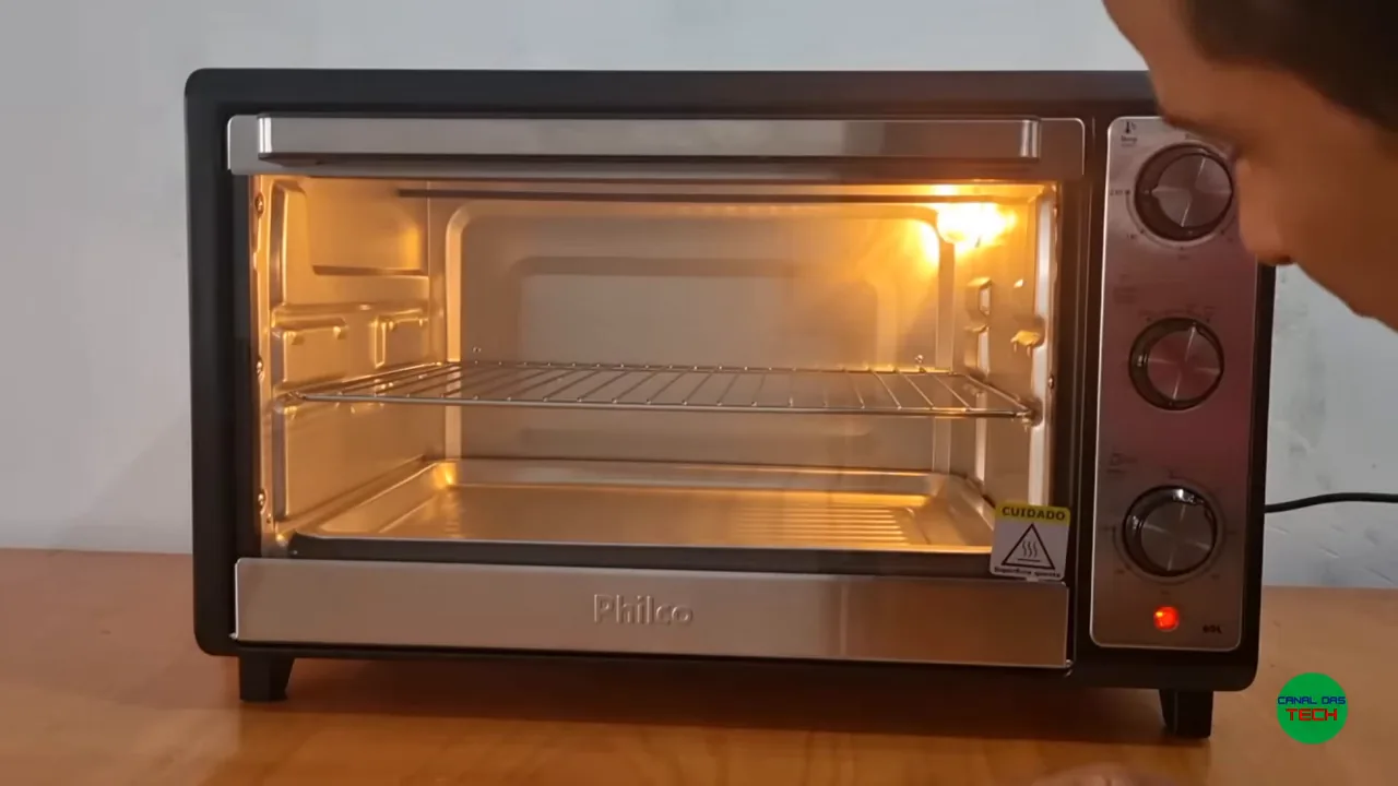 Forno elétrico Philco ligado em funcionamento com iluminação interna acesa