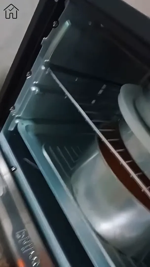 Abertura da porta para conferir o cozimento dos bolos no forno