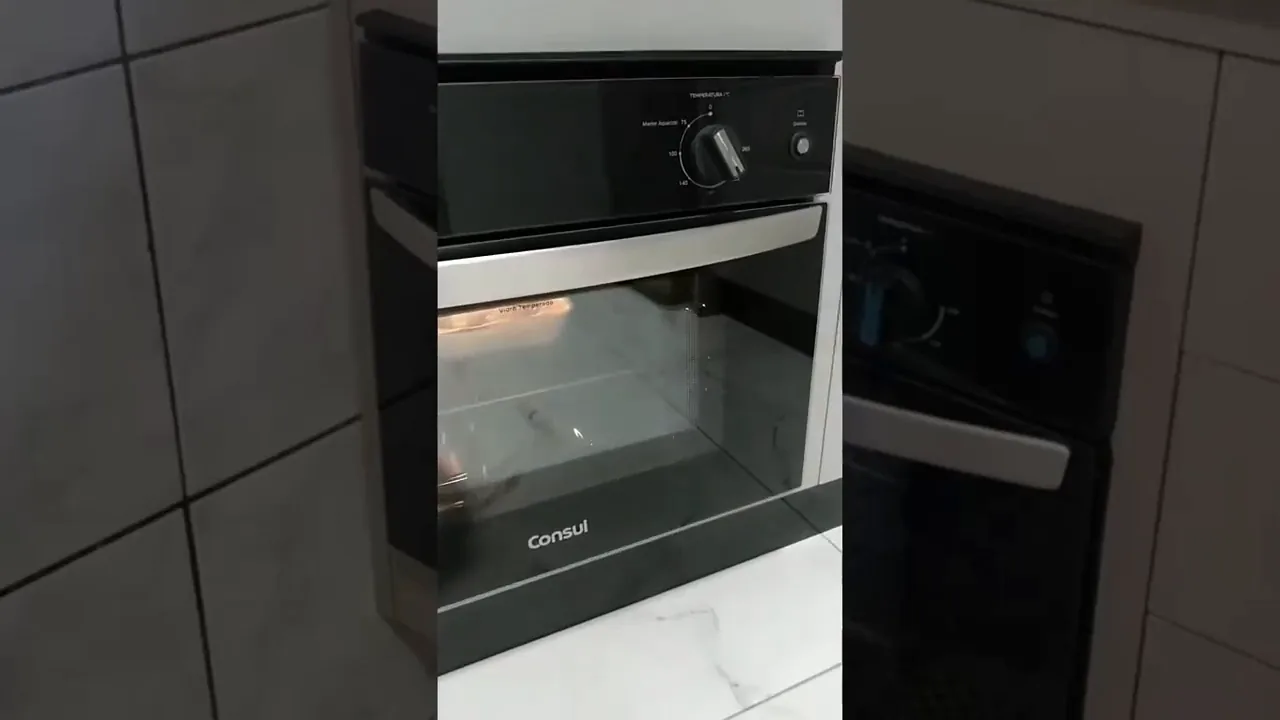 Forno Consul COB47BE em funcionamento na bancada de cozinha planejada
