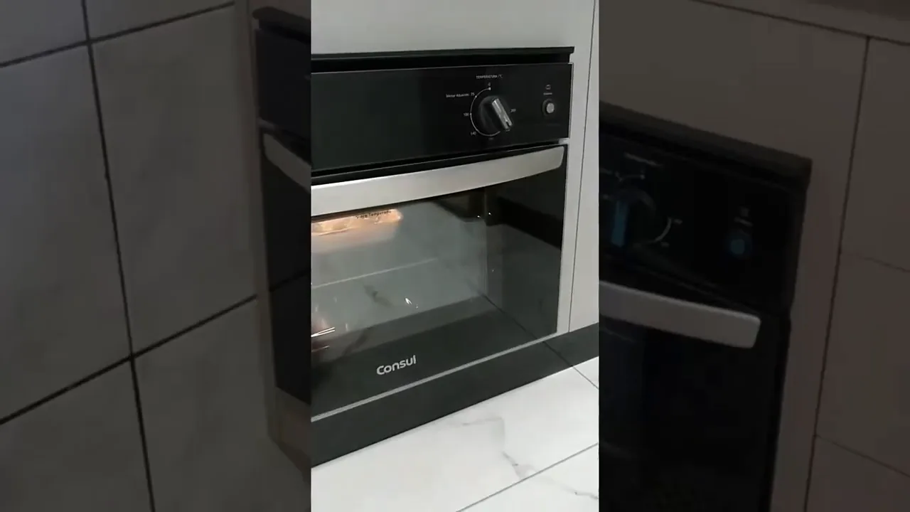 Alimento sendo preparado dentro do forno elétrico Consul ligado no nicho