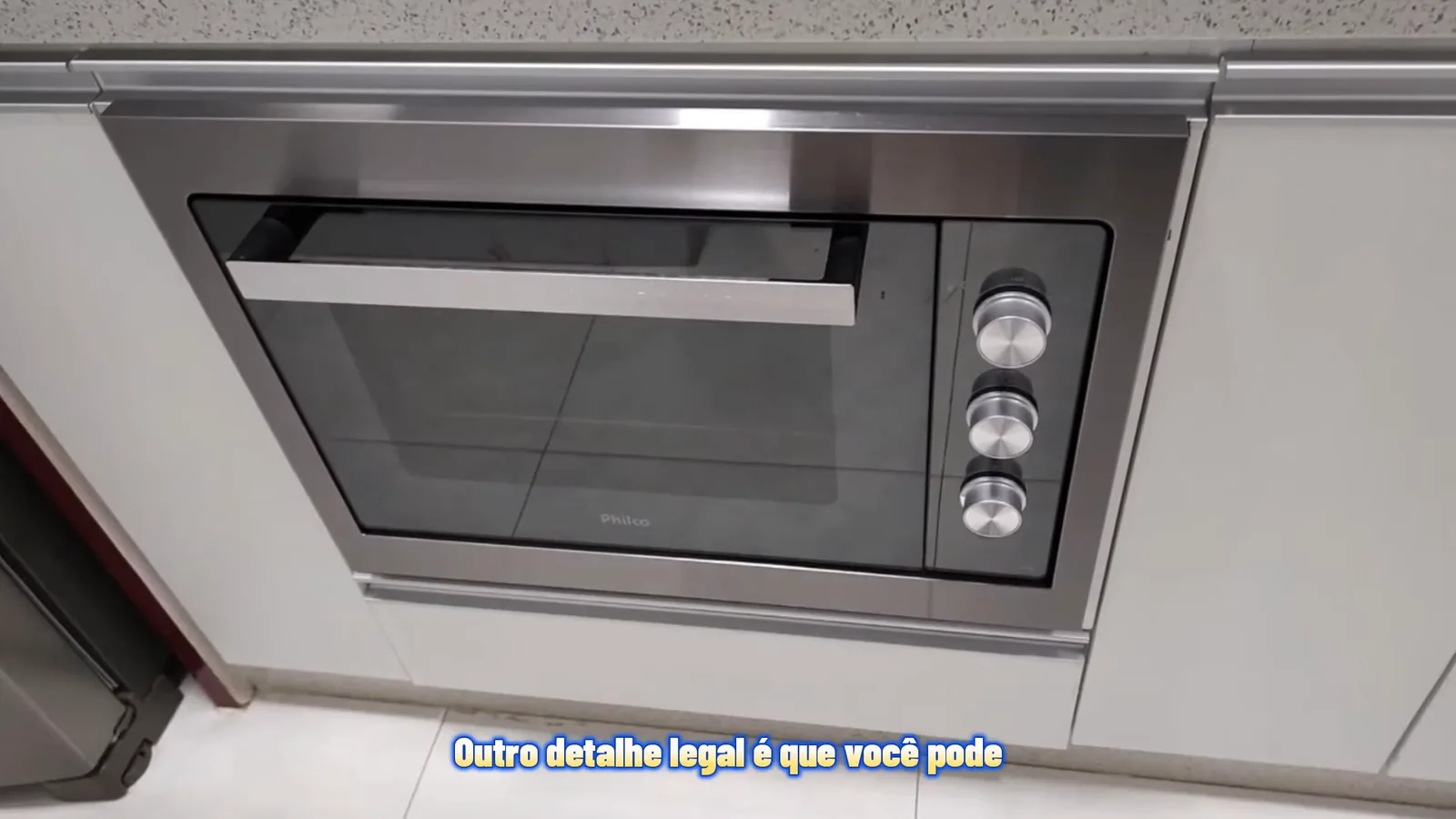 Forno elétrico de embutir Philco PFE47E instalado em armário planejado