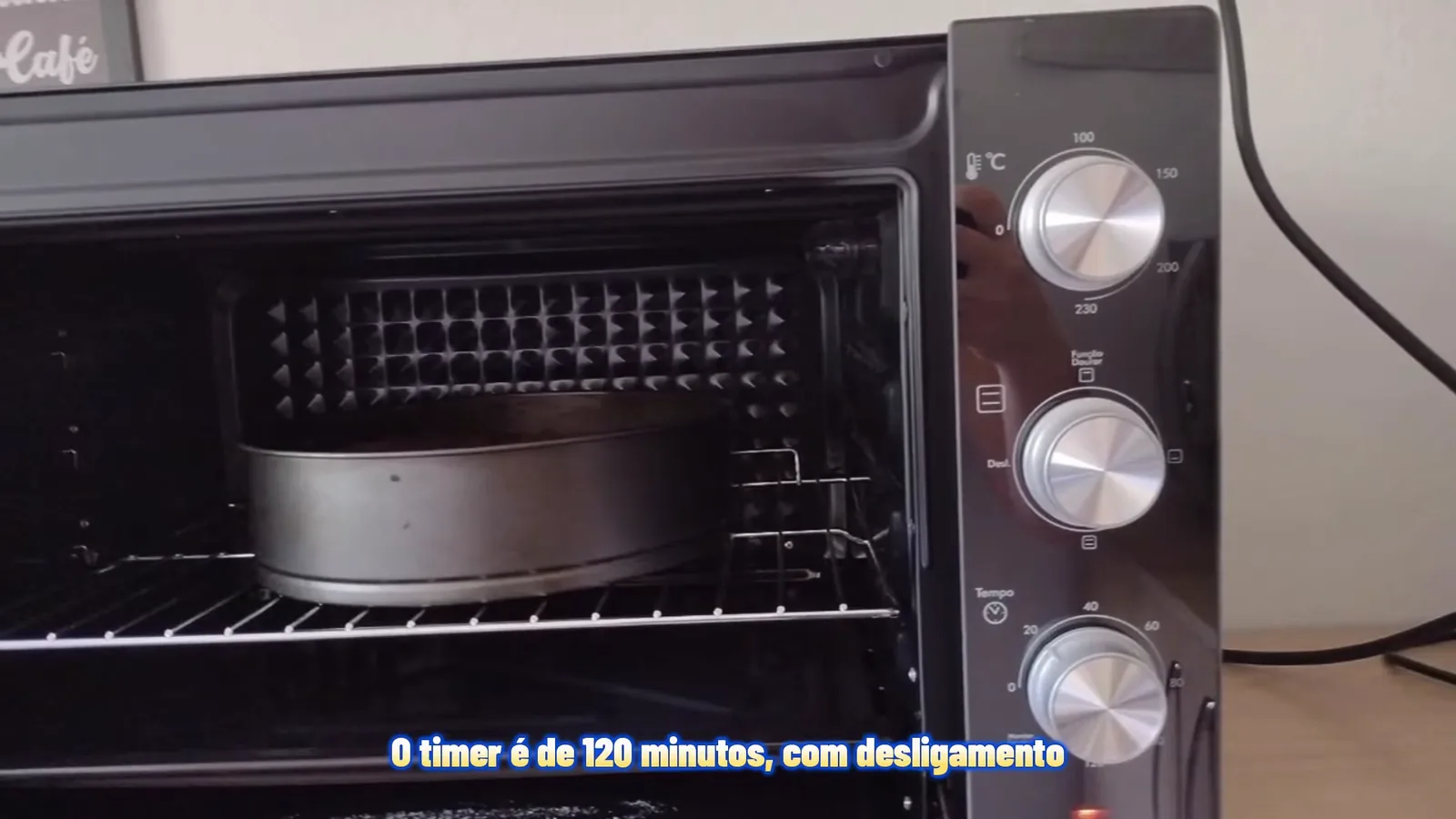 Forno elétrico Philco com forma de bolo sobre a grelha interna