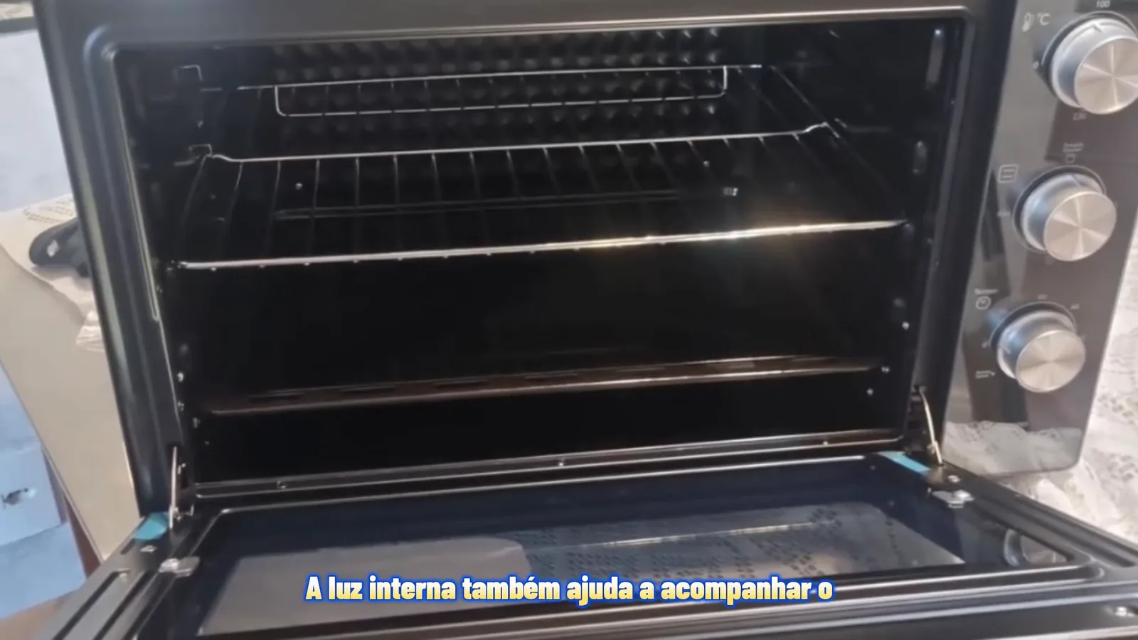 Compartimento interno do forno elétrico Philco com grelha e paredes esmaltadas