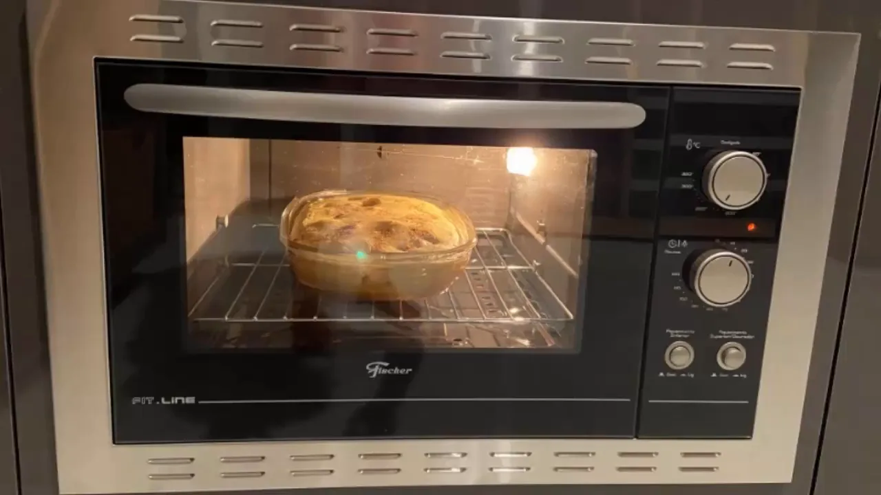 Forno elétrico Fischer Fit Line assando receita em refratário