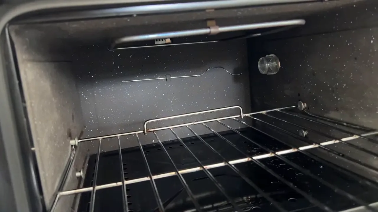 Deslizamento e trava de segurança da grelha no forno elétrico