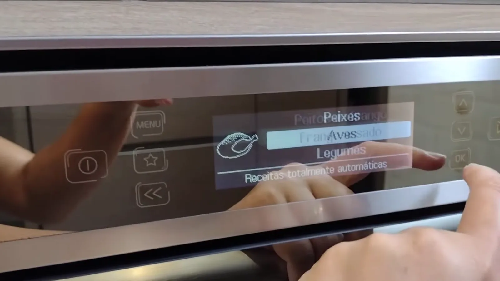 Painel touch do forno Brastemp Gourmand com receitas automáticas pré-programadas