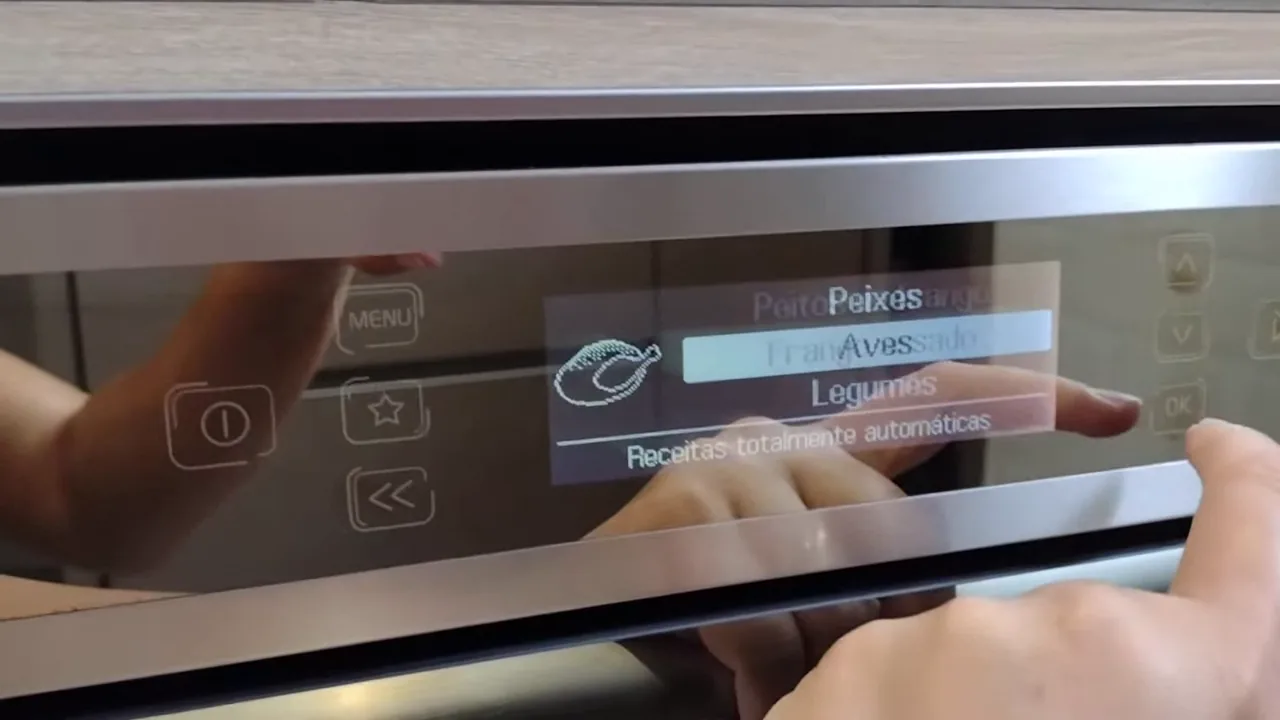 Usuário navegando nas opções de receitas programadas no painel touch