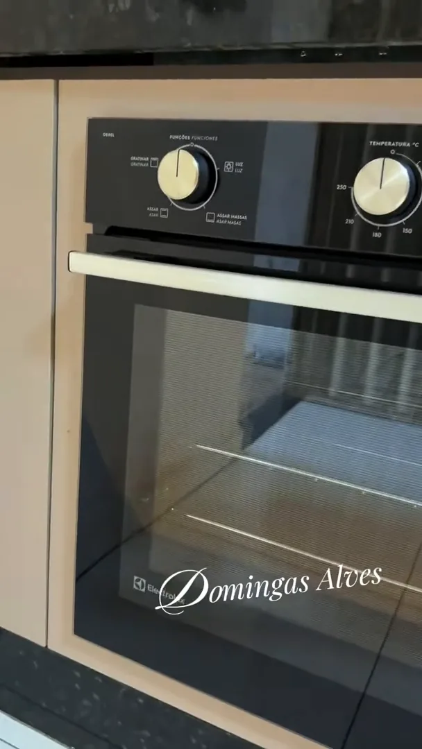 Forno elétrico de embutir Electrolux instalado na cozinha planejada