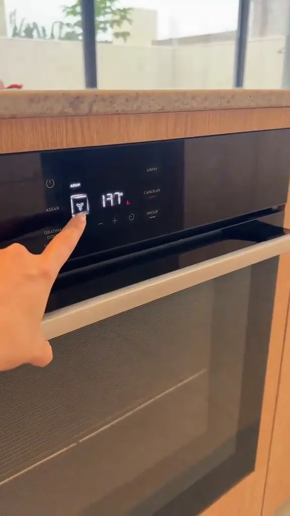 Painel digital exibindo a convecção ativada a 180 graus no forno