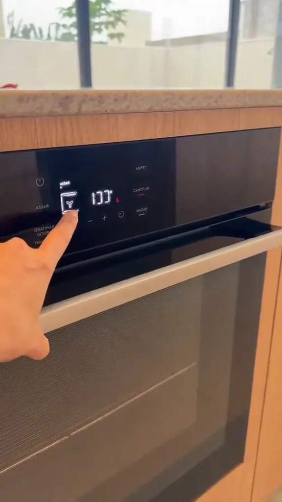 Painel touch do forno elétrico ajustando a função de convecção