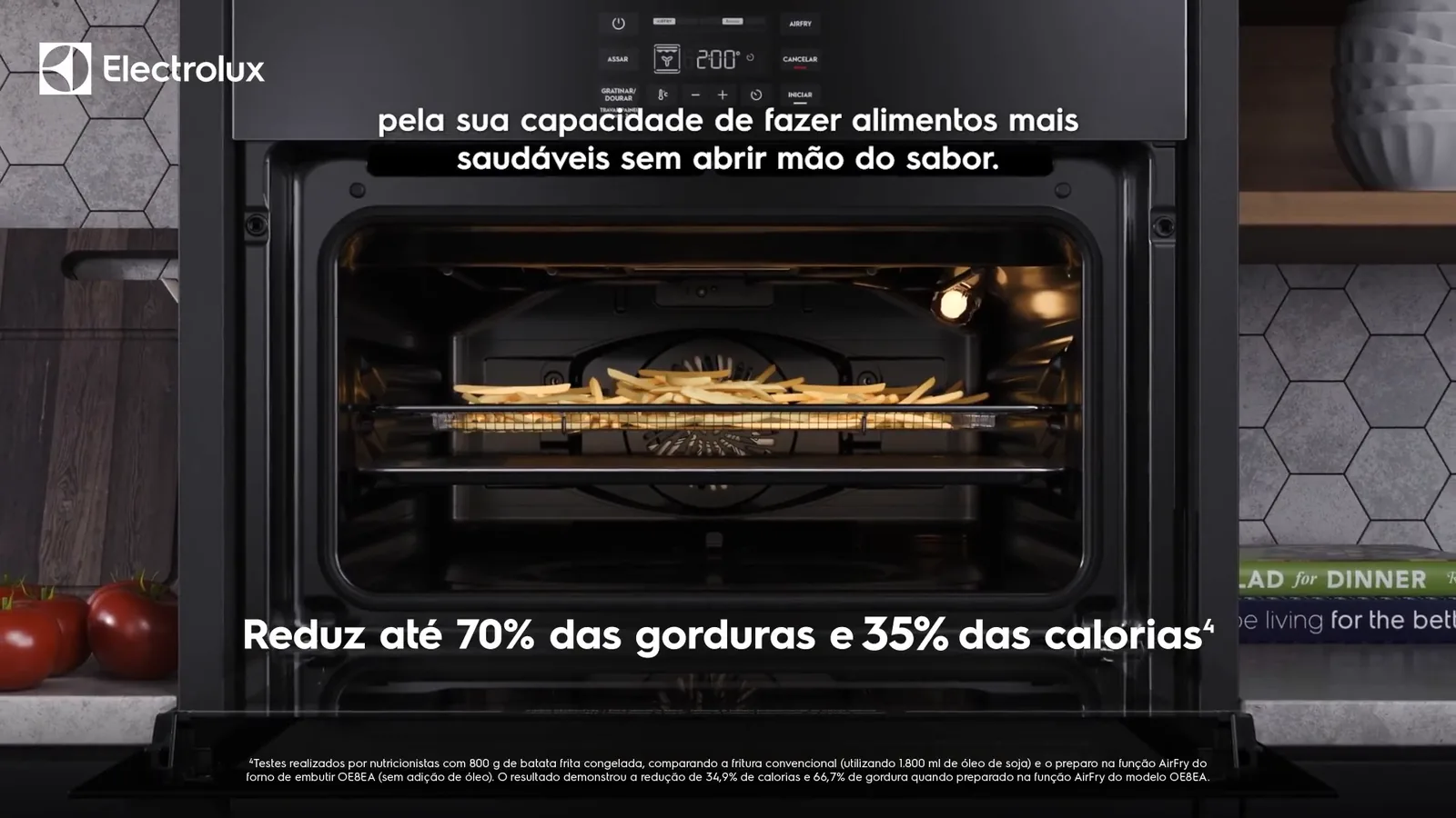 Cavidade interna do forno preparando batatas fritas na função AirFry
