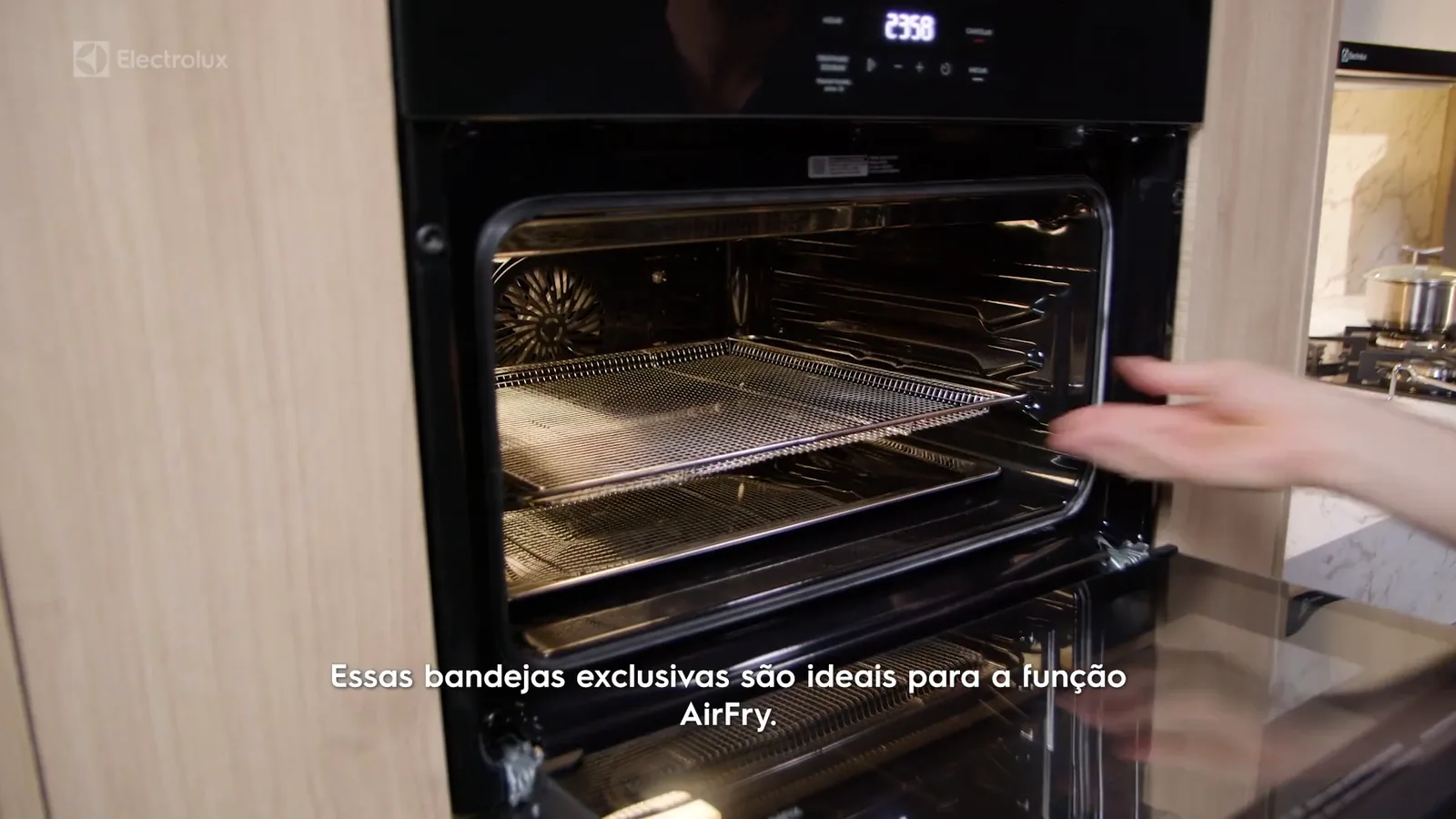 Encaixe da bandeja perfurada AirFry no interior do forno elétrico