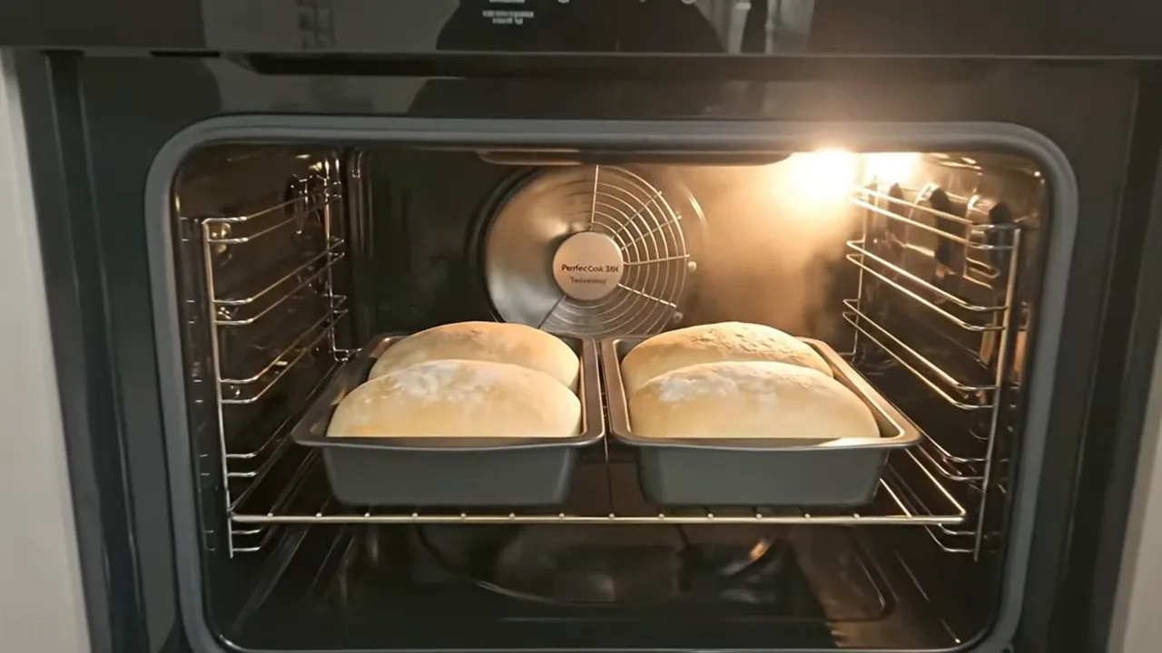 Forno elétrico com convecção PerfectCook ativa assando pães em formas