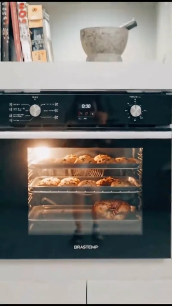 Forno elétrico de embutir Brastemp BOC84AR em funcionamento no móvel