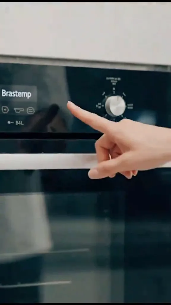 Painel touch e botão giratório de controle do forno Brastemp