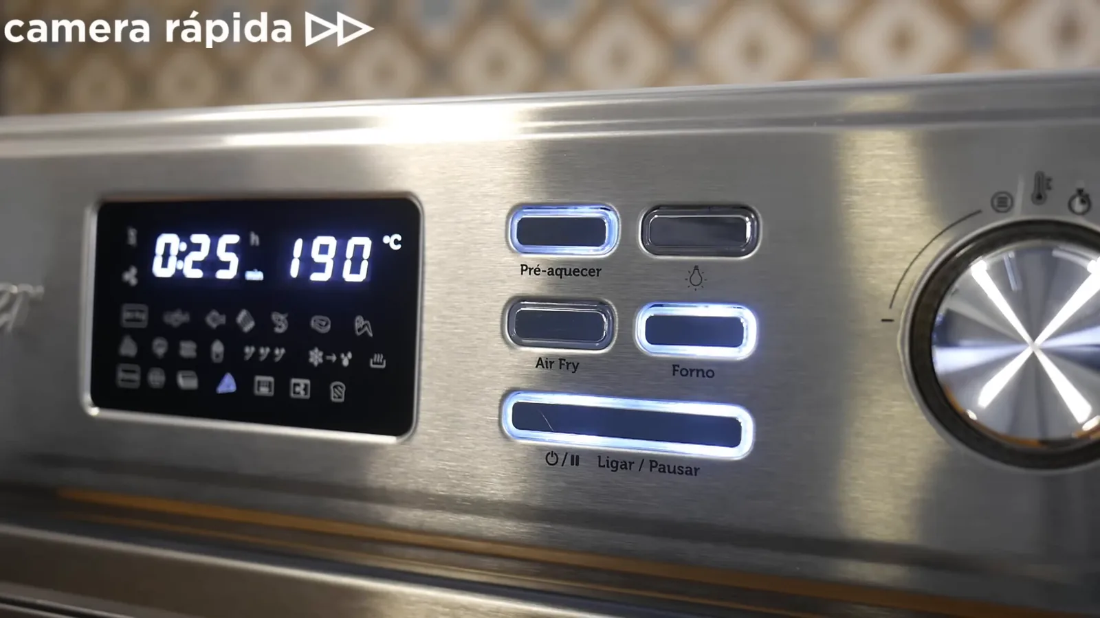 Painel digital do forno Oster OFOR250 durante pré-aquecimento a 200 °C