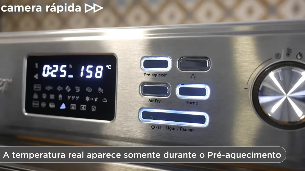 Display digital registrando elevação de temperatura durante pré-aquecimento do forno elétrico