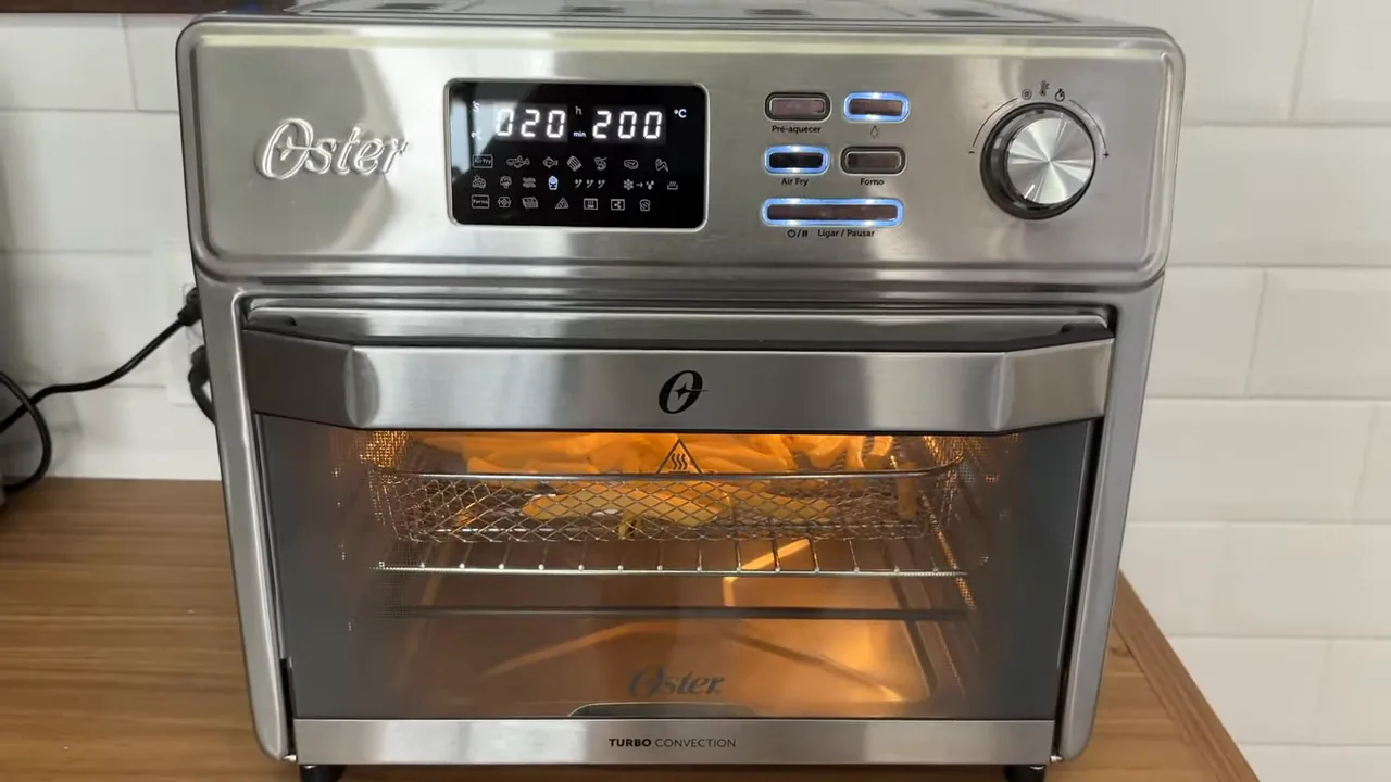 Forno elétrico preparando batatas fritas com convecção e luz interna ligada
