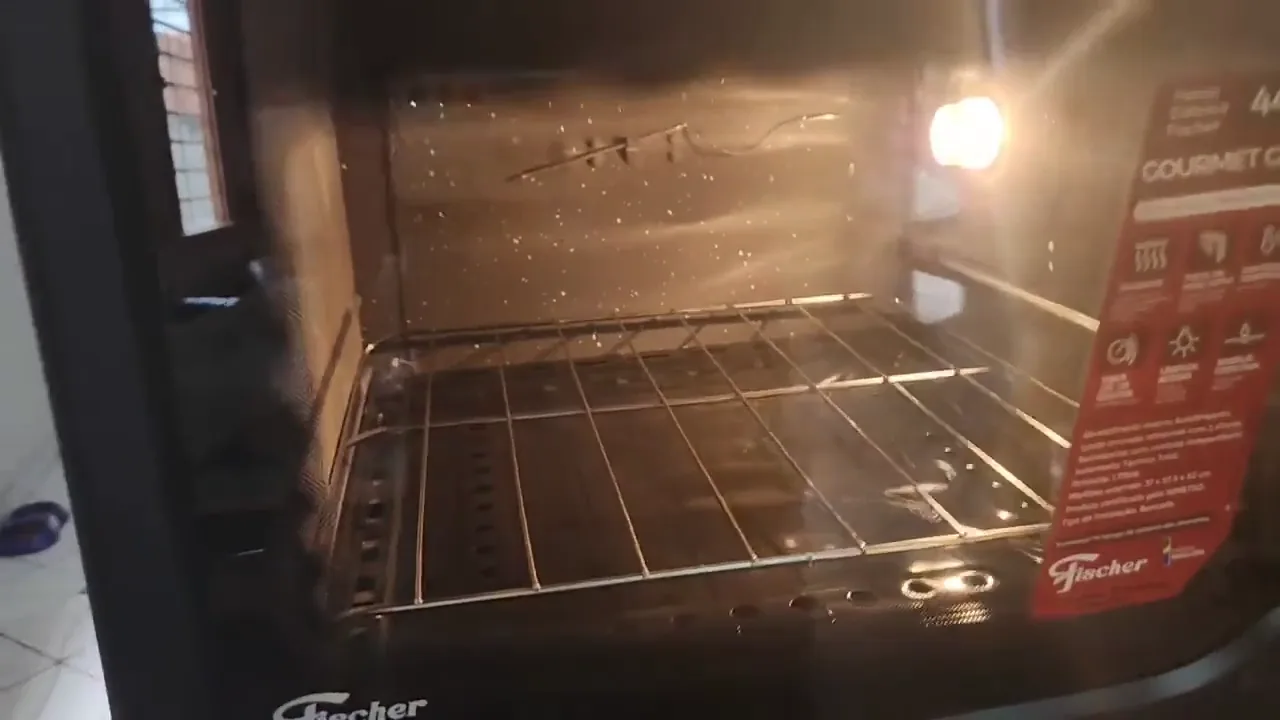 Forno elétrico Fischer Gourmet Grill ligado com lâmpada interna acesa